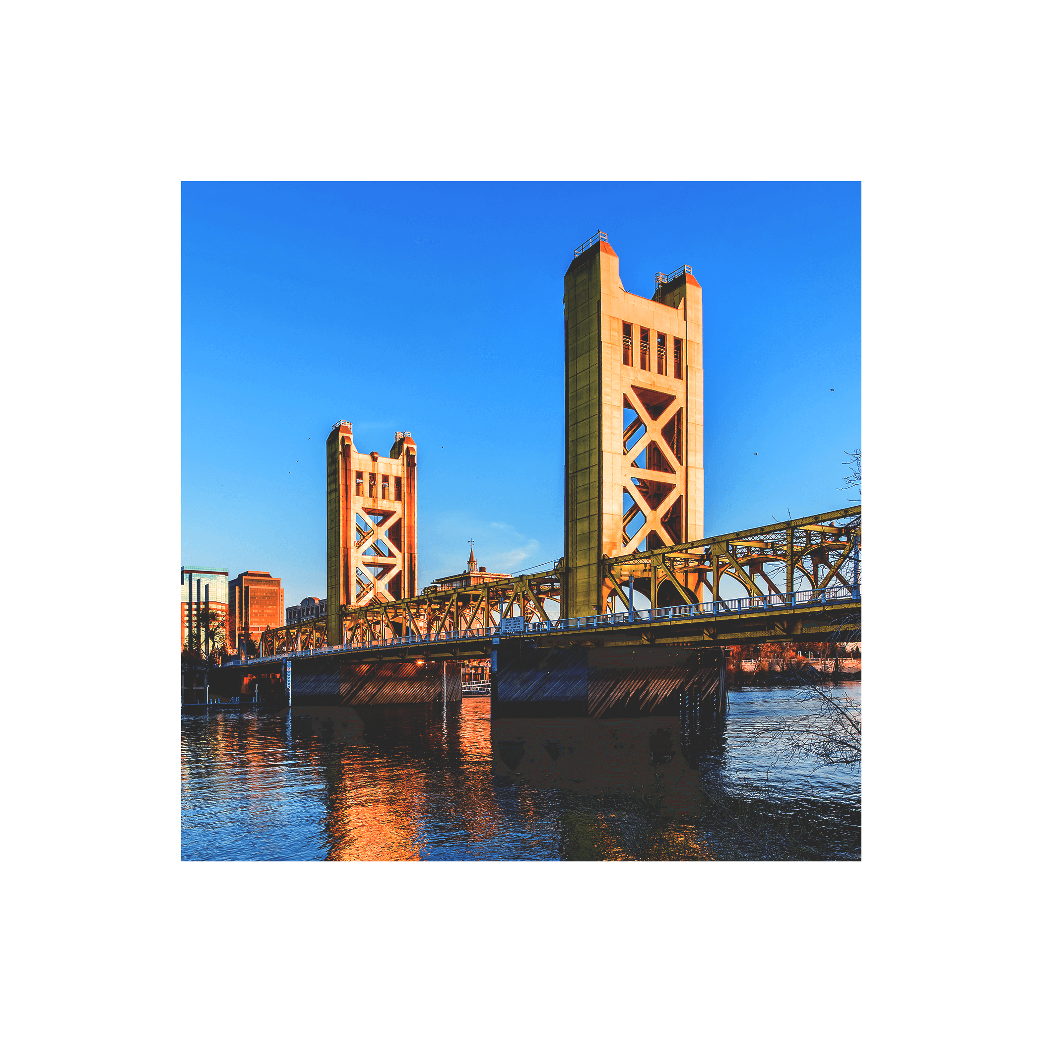 Die Tower Bridge in Sacramento, Kalifornien, die nachts beleuchtet wird