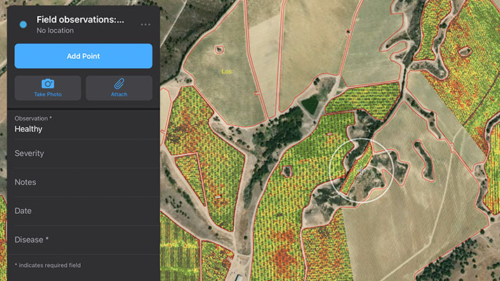 Capture d’écran d’une application avec une vue numérique du terrain à droite et un tableau de bord simple à gauche, dans lequel il est possible d’entrer des informations ou une photo