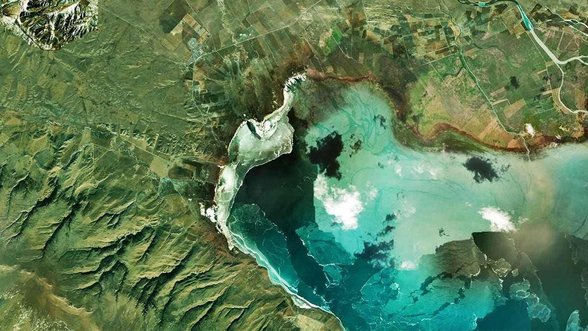 Satellitenbilder einer grünen, bergreichen Küstenregion