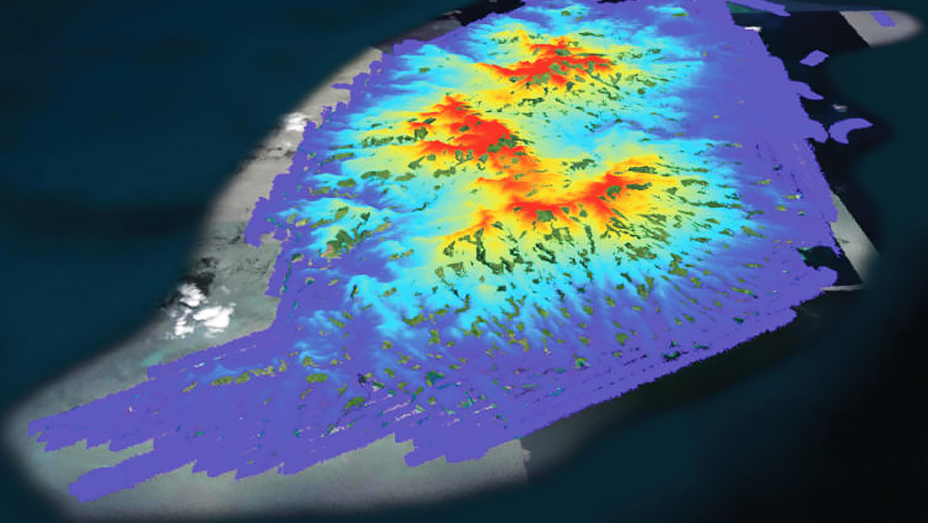 Fernerkundungsbild einer großen Insel, auf dem die Höhe mit dem Farbverlauf Dunkelblau (niedrig) zu Rot (hoch) dargestellt ist