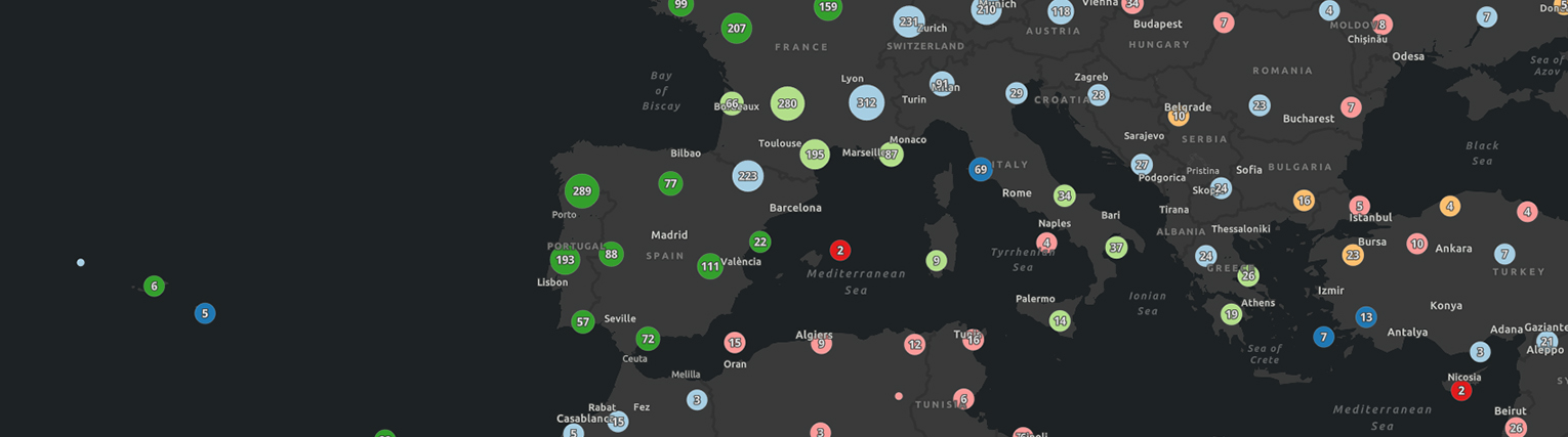 Mapa gęstości punktów obejmująca Europę Zachodnią z zielonymi, niebieskimi, różowymi i czerwonymi kropkami