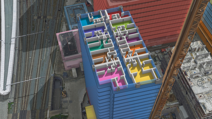 Vista aérea de um edifício ilustrado sem telhado, revelando layouts de salas visíveis, cada um numerado e colorido de forma diferente