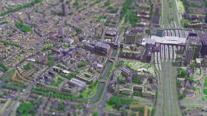 Vista ampliada de cima de uma cidade, mostrando estradas, árvores e edifícios em 3D