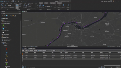 ArcGIS AllSource 的桌面应用程序显示了黑色背景上的灰色地图，其中州边界线由文本包围