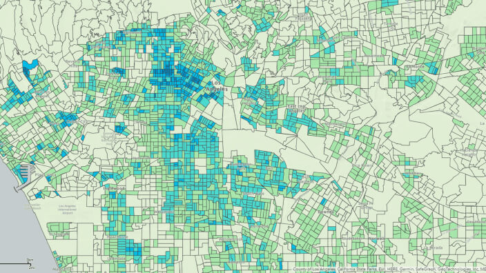 Niebiesko-zielona mapa wykorzystująca zmienne zaktualizowanych danych demograficznych Esri do wyróżnienia obszarów w hrabstwie Los Angeles.