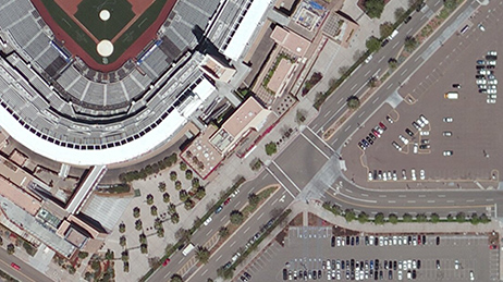 A vista de um satélite de um estádio de beisebol e de um estacionamento próximo