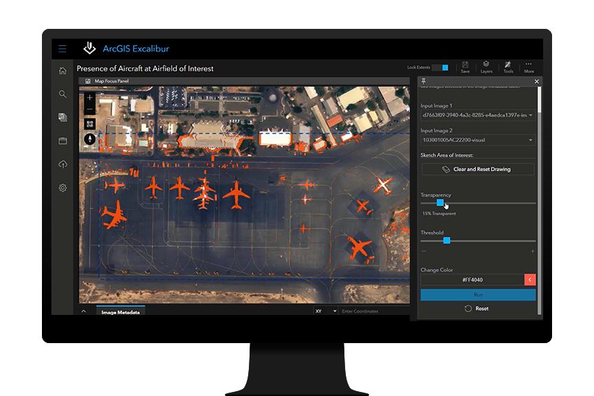 空港に集められた赤色の飛行機のデジタル画像。ArcGIS Excalibur による航空機の移動の変化の識別を表している