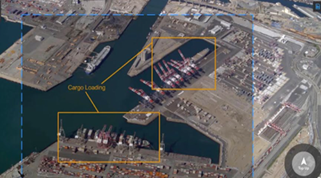 Widok z lotu ptaka na port morski z dwoma żółtymi kwadratami wewnątrz większego kwadratu z kropkowaną, niebieską obwódką; na wszystko nałożono przycisk odtwarzania