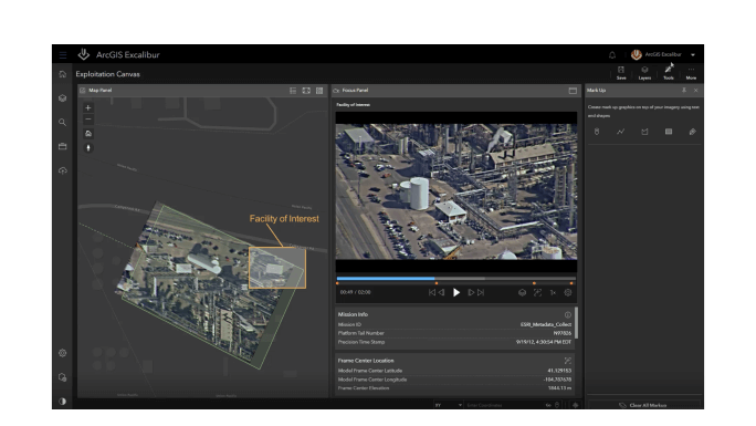 산업 시설의 이미지를 보여주는 ArcGIS Excalibur의 인터페이스와 원격 검사를 나타내는 흰색 텍스트