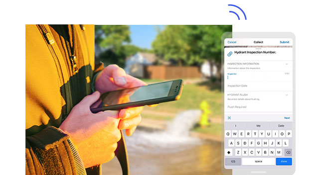 Osoba trzymająca telefon komórkowy wprowadza lokalizację hydrantu przeciwpożarowego, z którego wylewa się woda.