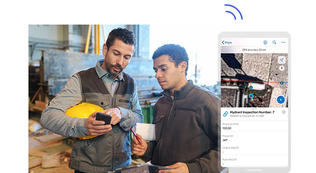 Два полевых сотрудника со смартфонами и скриншот экрана, на котором показан номер инспектируемого гидранта и его расположение