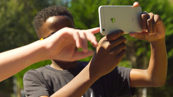 Crianças usando ArcGIS Hub em dispositivos móveis em Johns Creek, GA