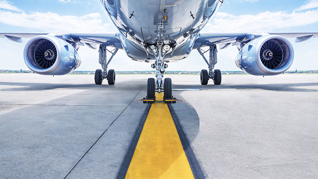 Verkehrsflugzeug, das auf der gelben Linie einer Landebahn landet