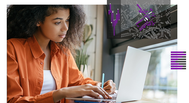 Jeune femme avec un haut orange travaillant sur un ordinateur portable avec une petite image d’un plan de rues