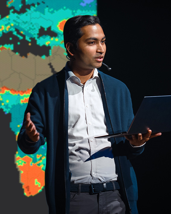 Tre immagini con un uomo con un microfono, una mappa turchese con punti di dati arancioni sparsi e un grafico a barre arancione