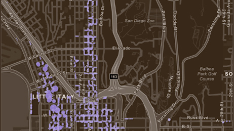 Un cuadro de mando de mapas con un mapa de carreteras y diversos datos y listas en blanco y naranja sobre fondo marrón