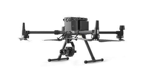 Un drone nero con quattro eliche, sensori e una fotocamera