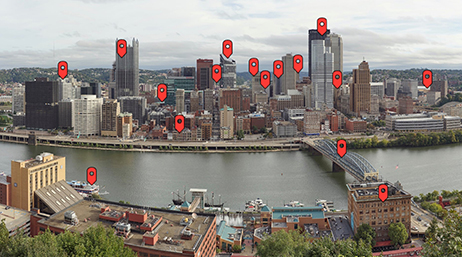 Un horizonte de la ciudad con varios marcadores en rojo de mapa que identifican diferentes estructuras