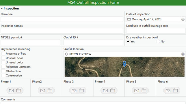 Uma interface do ArcGIS Survey123 exibindo um formulário com muitos campos sobrepostos com um botão de reprodução