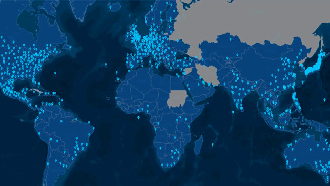 Mapa świata ze znacznikami lokalizacji pokazuje łańcuch dostaw usług firmy Cisco, którym zarządza ona za pomocą inteligentnej geolokalizacji