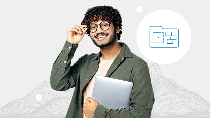 Um jovem de óculos segurando um laptop prateado com um ícone inserido de um fluxograma