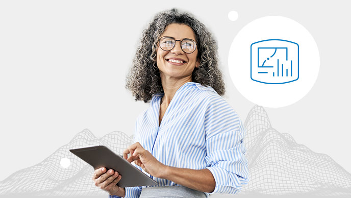 Eine lächelnde Person, die eine Businessbluse und Brille trägt, ein Tablet bedient und vor einem grauen Hintergrund mit einem digitalen Gitternetz steht