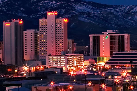 Vista de la ciudad de Reno, Nevada, iluminada por el edificio y las luces de la calle