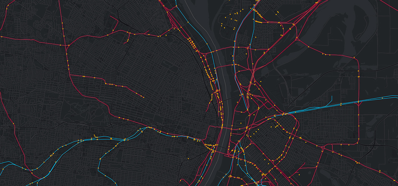 Mappa con una linea rossa che indica un itinerario o un percorso nella città