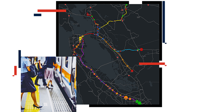 Montaggio di mappa scura con linee gialle e punti colorati; piedi di persone mentre si preparano a salire su un treno pendolare