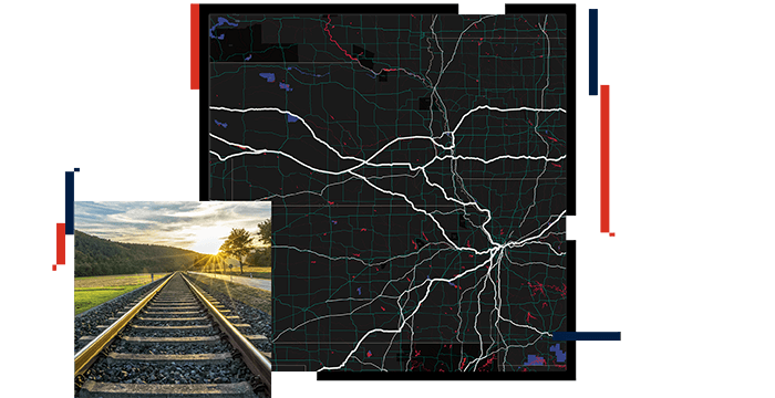 صور مجمعة لخريطة داكنة تتضمن خطوطًا صفراء ونقاطًا ملونة؛ ومسارات قطار تصل إلى مسافة بعيدة بين الأشجار والتلال 
