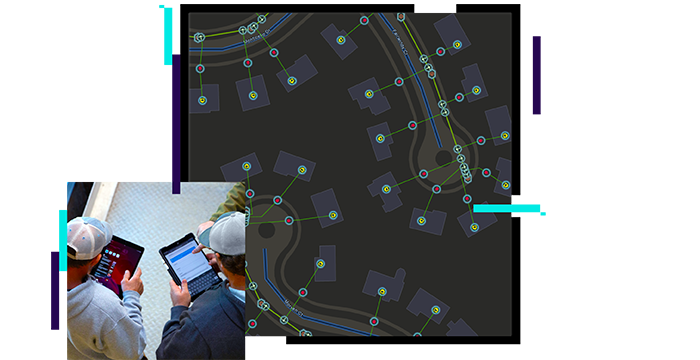 Due persone che guardano computer tablet, mappa delle infrastrutture idriche