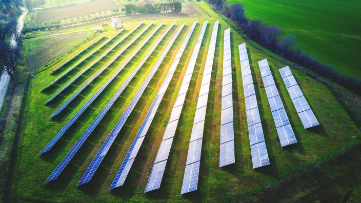 Un parque solar en un campo verde