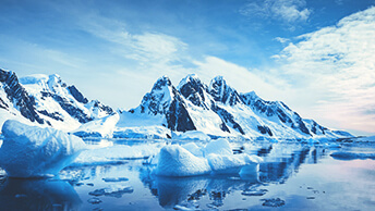 Арктический пейзаж с заснеженными горами и водным путем