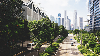 高層ビルと緑豊かな景観整備道路が並ぶ都市のスカイライン