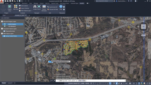 ArcGIS for AutoCAD에서 열린 영상 베이스맵 위로 주택 트랙의 도면이 있는 이미지 