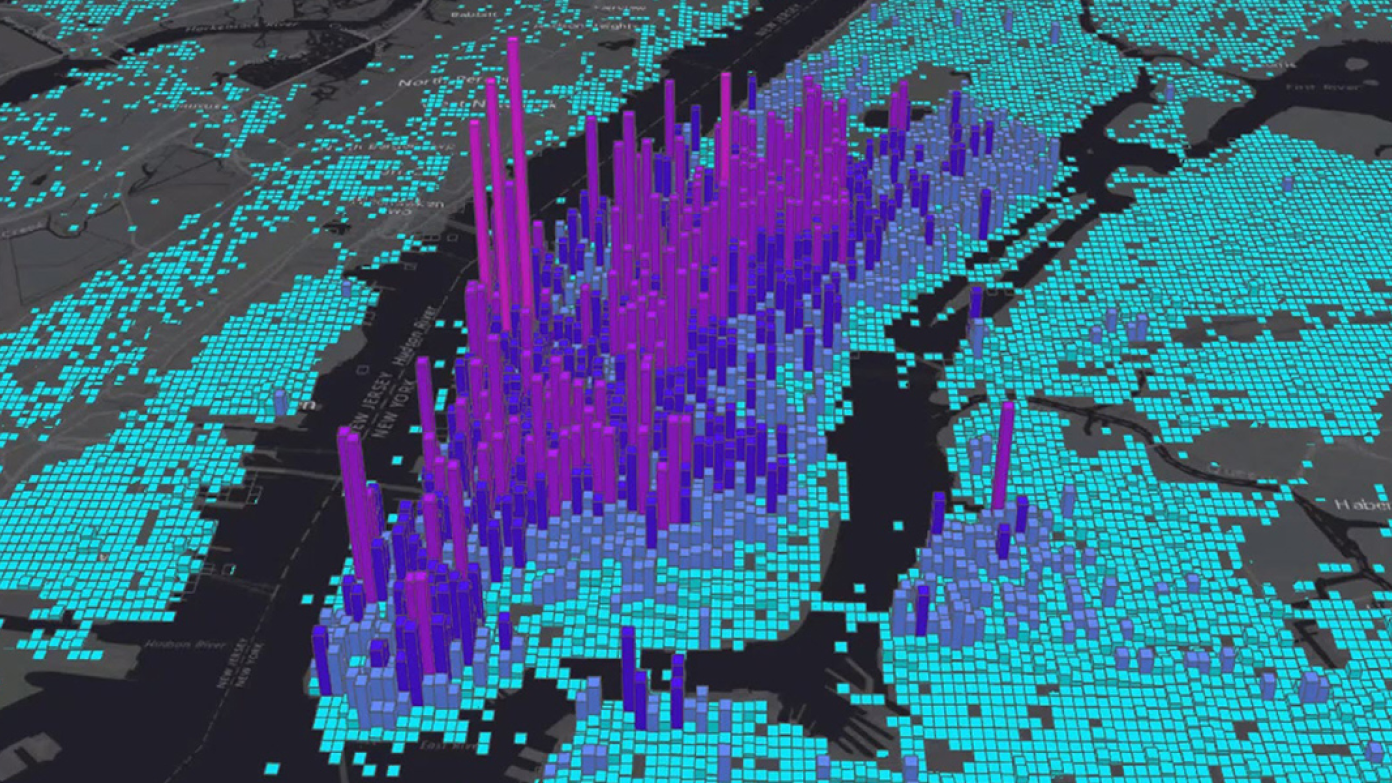 보라색과 파란색의 사각형 그리드가 있는 뉴욕시의 인구 밀도 맵 