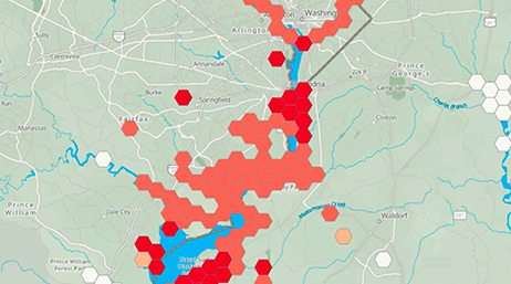 Mapa del área de Washington DC con hexágonos rojos y naranjas agrupados y dispersos a lo largo de un río