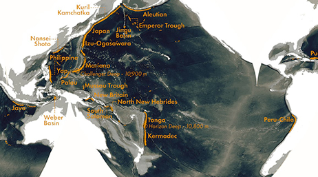 Carte numérique d’une fosse océanique en noir avec des mots en lettres orange présentant différentes zones de la fosse