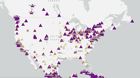 Mapa de Estados Unidos con puntos de todo el país marcados con triángulos morados