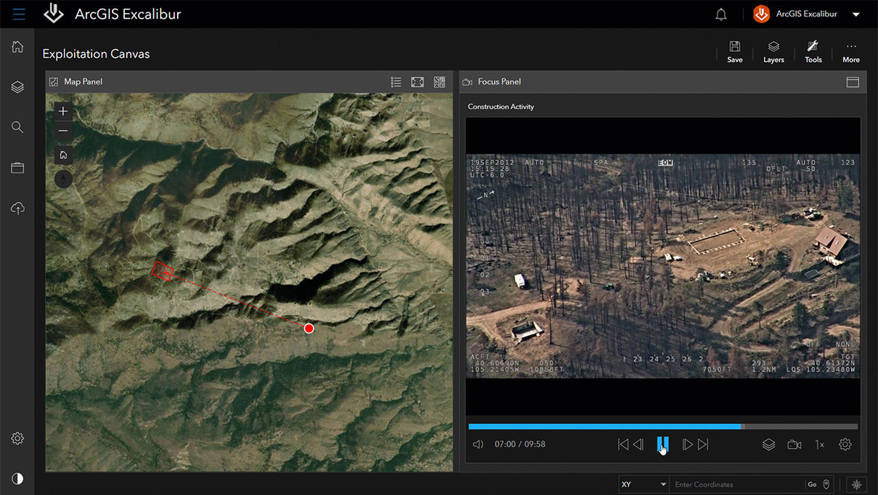 Video einer Baustelle, das in ArcGIS Excalibur wiedergegeben wird, neben einem digitalen Bild einer Landfläche, das die zugehörige Kartentelemetrie darstellt
