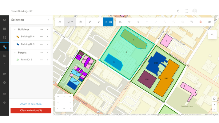 Mapa beis con cuadrados multicolor que muestra los límites de las propiedades y la huella de los edificios de Atlanta, Georgia 
