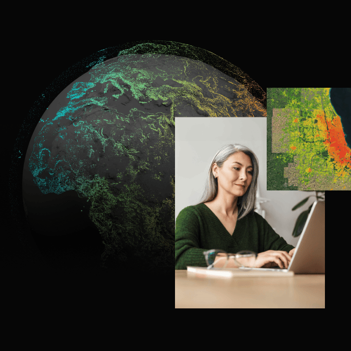 Mujer con jersey verde mirando un ordenador portátil y tecleando en él, con un mapa de una zona que está examinando y un globo terráqueo al lado.