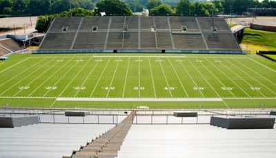 Bild eines Universitätsstadions als Symbol für die öffentliche Sicherheit und die Nutzung von Apps für Situational Awareness.