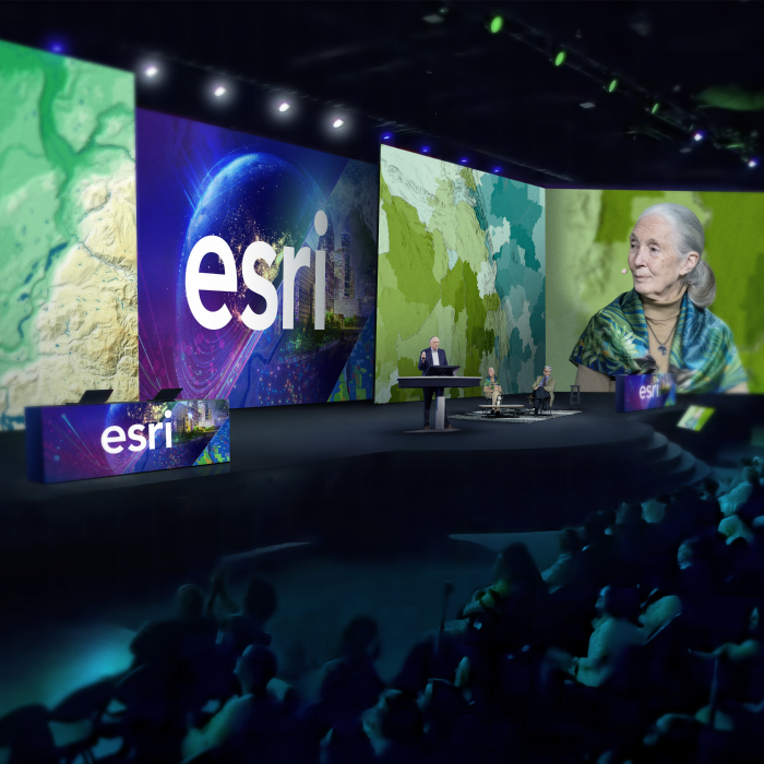  Esri の社長 Jack Dangermond が Jane Goodall および E.O と話をしている。 Esri User Conference のステージ上にいる Wilson