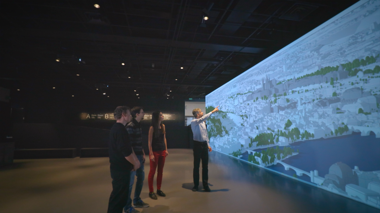 Cidadãos visitam exposições no Centro de Arquitetura e Planejamento Metropolitano.